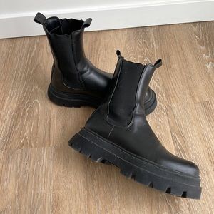 Bershka Unisex black platform boots in EUR41